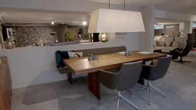 Moderner Esstisch mit Stühlen in einem Möbel Ausstellungsraum, Esszimmer, Massivholztisch und moderne Stühle als 4K