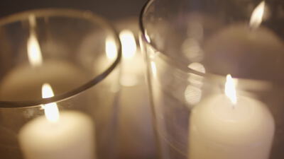 Brennende Kerzen in Gläsern mit warmem gemütlichem Schein, Kerzenschein, Kerze im Glas und warmer Schein als 4K Stockvideo