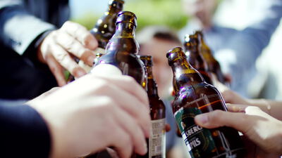 Freunde stoßen mit Bierflaschen im Freien an