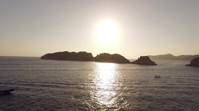 Warmes Licht der goldenen Stunde über dem Meer mit Inseln