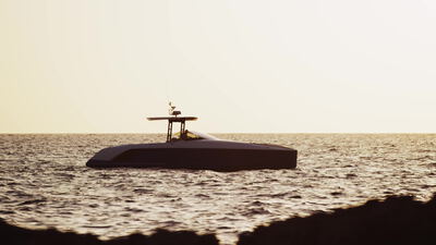 Motoryacht gleitet in warmem Abendlicht über die weite ruhige See