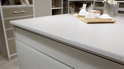 Küchenschublade mit Ordnungssystem öffnet sich an einer Kücheninsel Küchenschublade mit Ordnungssystem öffnet sich an einer Kücheninsel, Schublade öffnet, Küchenauszug und Besteckeinsatz als
