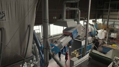 Recyclingmaschine fördert Kunststoffgranulat im Werk Recyclingmaschine fördert Kunststoffgranulat im Werk, Kunststoffrecycling, Aufbereitungsanlage und Kunststoffaufbereitung