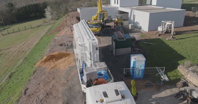Drohnenaufnahme zeigt einen Kran auf einer Modulbaustelle