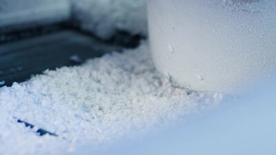Kunststoffgranulat unter rotierender Walze in der Aufbereitung
