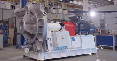 Großer Radialventilator mit Elektromotor auf dem Prüfstand
