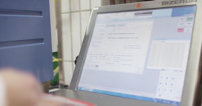 Touchscreen einer Wiegestation in der Fleischproduktion zeigt Auftragsdaten