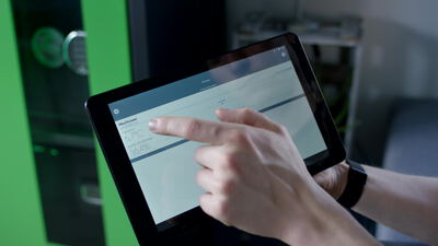 Hand steuert Tablet mit Temperatur und Luftfeuchtigkeit im Lagerraum Hand steuert Tablet mit Temperatur und Luftfeuchtigkeit im Lagerraum, Tablet Temperaturanzeige, Luftfeuchtigkeit messen und