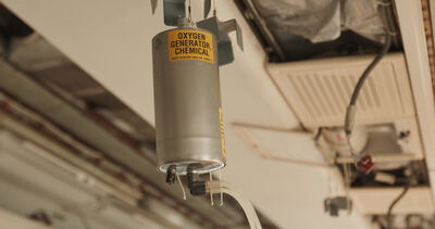 Chemischer Sauerstoffgenerator im Deckenbereich einer Flugzeugkabine: Sauerstoffgenerator, chemischer Sauerstoffgenerator
