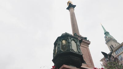 Mariensäule mit goldener Figur in der Münchner Altstadt: Mariensäule München, Mariensäule am Marienplatz