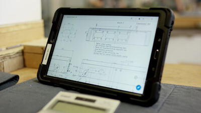 Robustes Tablet zeigt eine technische Zeichnung in der Werkstatt