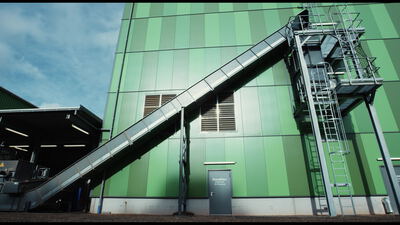 Langes Steigförderband vor grüner Werkswand unter blauem Himmel Langes Steigförderband vor grüner Werkswand unter blauem Himmel, grüne Werkswand, Industriearchitektur und Fassade
