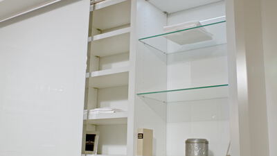 Moderner weißer Schrank mit beleuchteten Glasböden