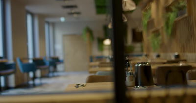 Unscharfer Blick in ein modernes Restaurant mit Hängeleuchten