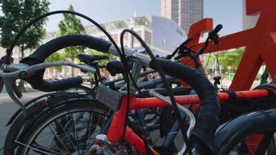 Rotes Rennrad mit Rennlenker geparkt in der Stadt