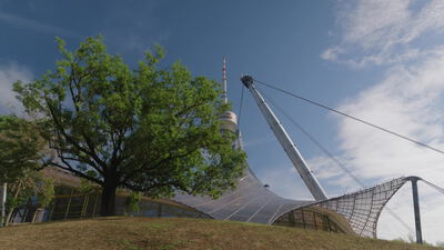 Zeltdach mit Stahlmast und Abspannseilen vor blauem Himmel: Zeltdach, Stahlmast