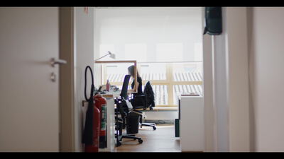 Modernes Büro mit rotem Feuerlöscher am Fenster