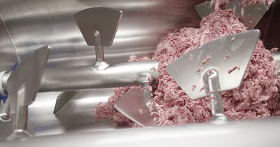 Edelstahlmischer wendet frisches Hackfleisch in der Fleischwarenproduktion