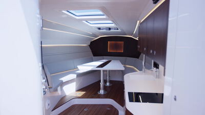 Heller Yachtsalon mit offener Deckluke und viel Tageslicht