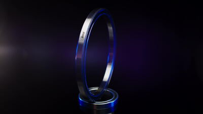 Glänzender Metallring als Präzisionsbauteil im blauen Licht