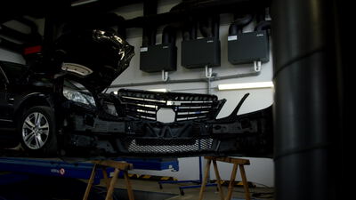 Auto mit offener Motorhaube auf der Hebebühne in der Kfz Werkstatt Auto mit offener Motorhaube auf der Hebebühne in der Kfz Werkstatt, Autowerkstatt, Fahrzeug und Limousine als 4K Stockvideo