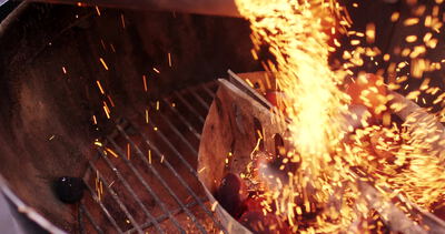 Glühende Grillkohle mit Funkenflug im Kugelgrill