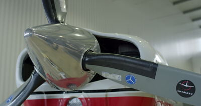 Propeller und polierter Spinner eines Kleinflugzeugs im Hangar
