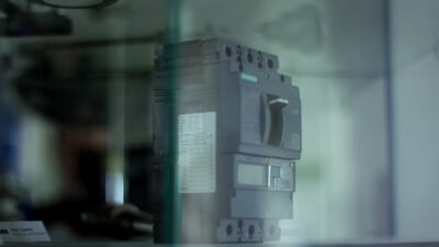 Leistungsschalter als Schaltgerät hinter Glas in der Elektrotechnik