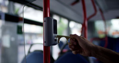 Stopptaste im Bus berührungslos mit Hygienewerkzeug drücken, Stopptaste Bus drücken, Hygienewerkzeug Bus und