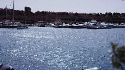 Luxusyachten im Hafen einer mediterranen Marina bei Sonnenschein