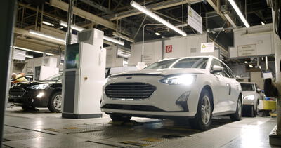 Neuwagen auf dem Montageband in einer Automobilfabrik