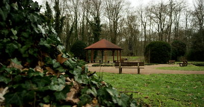 Holzpavillon in einem ruhigen Stadtpark