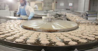 Runde Bratanlage brät Frikadellen in der Großproduktion