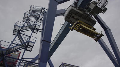 Blaue Containerbrücke aus der Untersicht am Frachtterminal