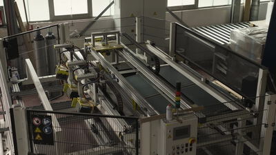 Portalroboter bewegt Bauteile über ein Förderband in der Fabrik Portalroboter bewegt Bauteile über ein Förderband in der Fabrik, Automatisierung, Fabrikzelle und Industrieroboter als 4K