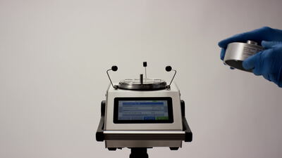 Laborant legt eine Probe auf ein digitales Messgerät im Labor