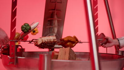 Rollbraten und Geflügel drehen am Rotisserie Spieß