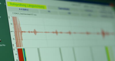 Ultraschall Prüfsignal als Wellenform auf einem Prüfsoftware Bildschirm