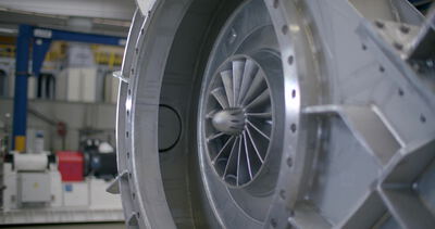 Glänzendes Aluminium Laufrad eines Radialventilators in der Fertigung