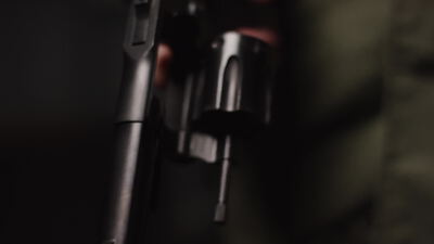 Schwarzer Revolver Trommel und Lauf in dunkler Nahaufnahme, Revolver Nahaufnahme, Revolvertrommel und Revolverlauf als 4K