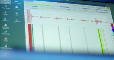 Prüfsoftware zeigt eine Signalkurve der Rohrprüfung auf dem Monitor