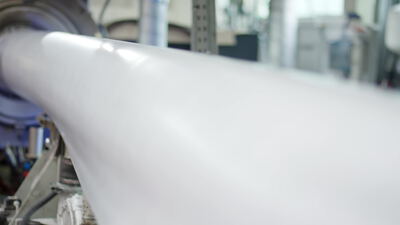 Kunststofffolie tritt aus der Extrusionsanlage in der Fabrik aus