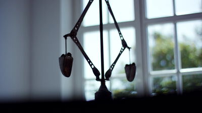 Silhouette eines mechanischen Geräts vor einem sonnigen Fenster