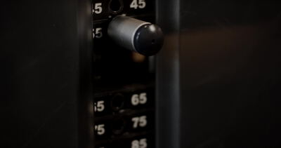 Metallstift steckt im Gewichtsstapel einer Kraftmaschine im Fitnessstudio
