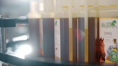 Leinöl Flaschen auf einer automatischen Abfülllinie Leinöl Flaschen auf einer automatischen Abfülllinie, Leinöl Abfüllung, Flaschen Abfülllinie und Abfüllanlage Leinöl als 4K