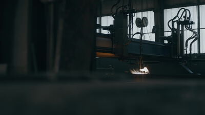 Brennende Flamme an einer Maschine in einer dunklen Industriehalle
