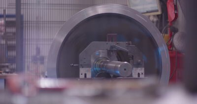 Verseilmaschine dreht sich mit hoher Geschwindigkeit in der Drahtseilfabrik