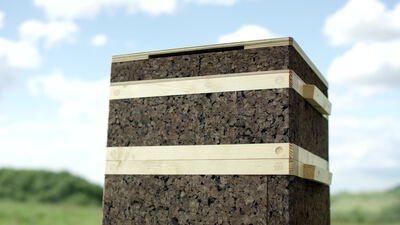 Dämmblock aus expandiertem Kork mit Holzlatten vor blauem Himmel