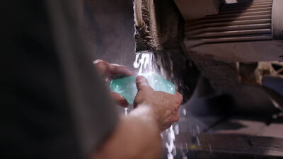 Handwerker schleift grünes Glas an nasser Schleifscheibe Handwerker schleift grünes Glas an nasser Schleifscheibe, Glas schleifen, Glasschleifen Video lizenzfrei und Handwerk
