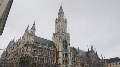 Neues Rathaus mit Glockenspiel und bunten Fahnen erhebt sich am Marienplatz